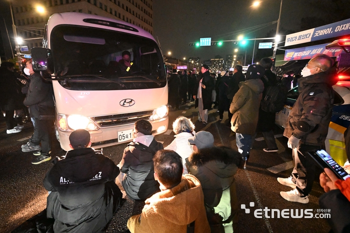 윤석열 대통령이 비상계엄령을 선포한 3일 밤 국회의사당 앞 도로에 도착한 육군 차량을 시민들이 막고 있다. 사진=김민수기자