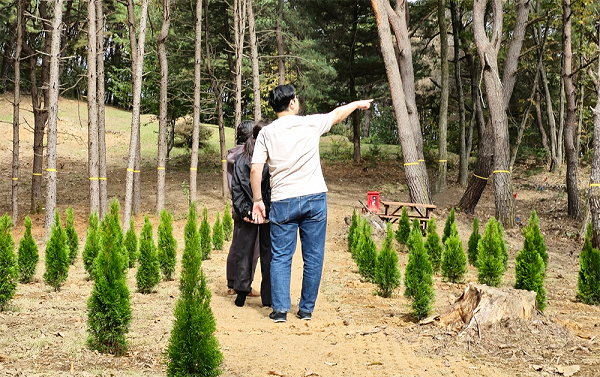 하늘길수목장을 찾은 가족들이 수목장을 둘러보고 있다. 사진=길상사