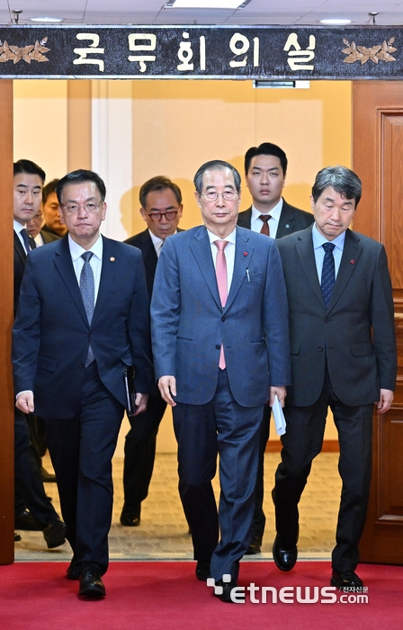 긴급 회의 마친 국무총리와 부총리