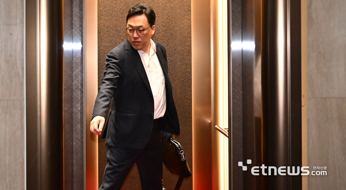 급히 출근한 김병환 금융위원장