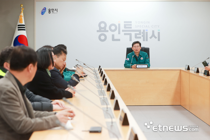 이상일 경기 용인특례시장이 4일 새벽 대통령의 비상계엄 해제 담화 직후 간부회의를 열었다.