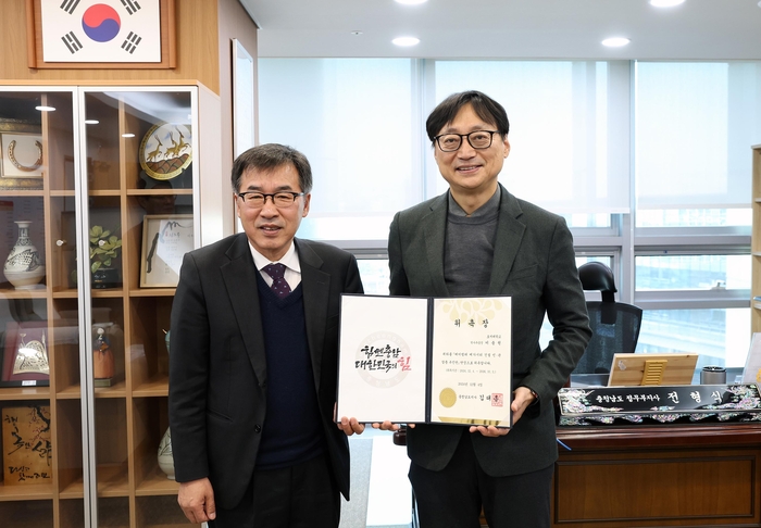 충남도는 '베이밸리 민관합동추진단' 단장으로 이종원 호서대 학사부총장(오른쪽)을 위촉했다.