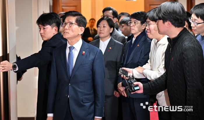 취재진 질문 받는 김문수 고용장관