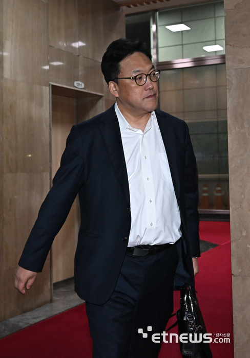 급히 출근한 김병환 금융위원장