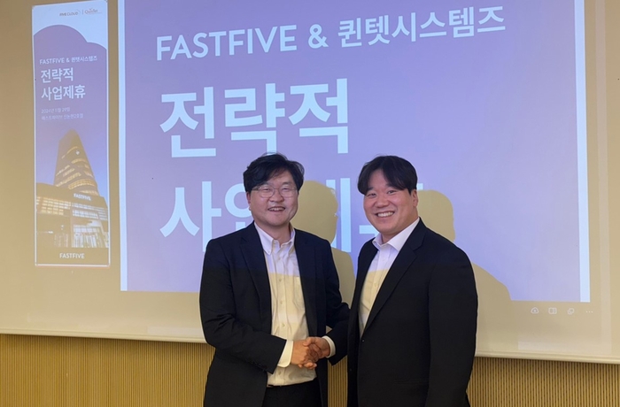 박성용 퀸텟시스템즈 대표(왼쪽)와 김우경 패스트파이브 인프라사업본부 본부장이 전략적 사업제휴를 체결하고 악수를 나누고 있다.