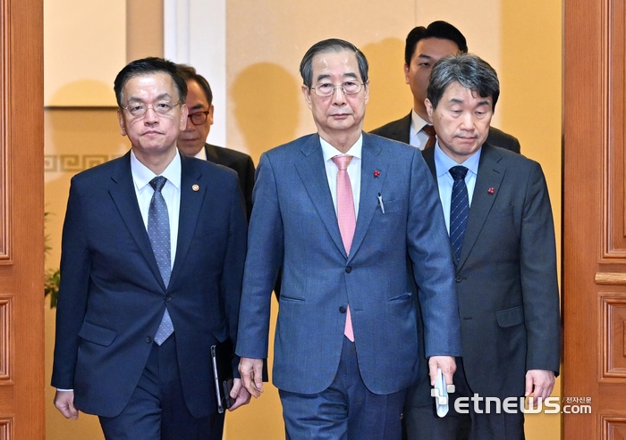 긴급 회의 마친 국무총리와 부총리