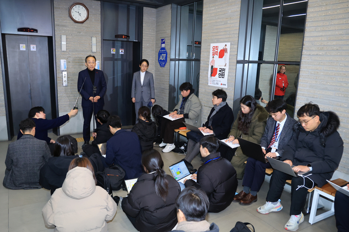 국민의힘 추경호 원내대표가 4일 새벽 여의도 당사에서 의원총회를 마친 뒤 입장 발표를 하고 있다. 연합뉴스