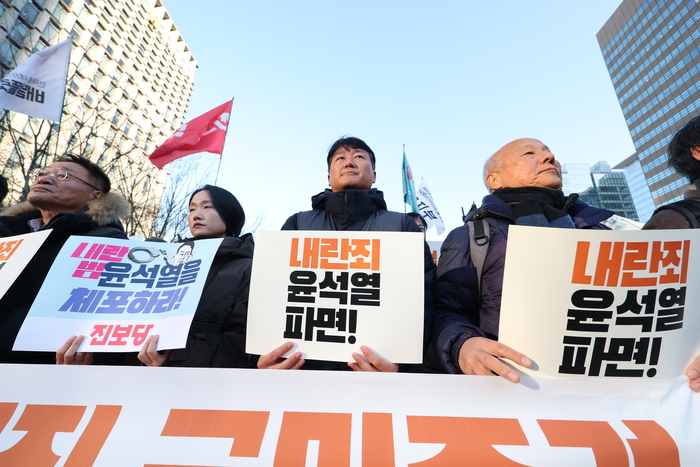 민주노총과 참여연대를 포함한 여러 시민단체가 4일 오전 서울 종로구 광화문광장에서 전국 비상 행동을 열고 있다. 연합뉴스.