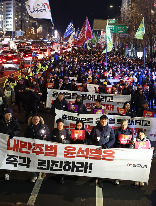 4일 오후 서울 동화면세점 앞에서 열린 '내란죄 윤석열 퇴진! 시민촛불'에서 전국민주노동조합총연맹 조합원을 비롯한 참석자들이 용산 대통령실 방향으로 행진하고 있다. 연합뉴스