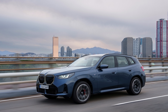 BMW 뉴 X3 주행 모습