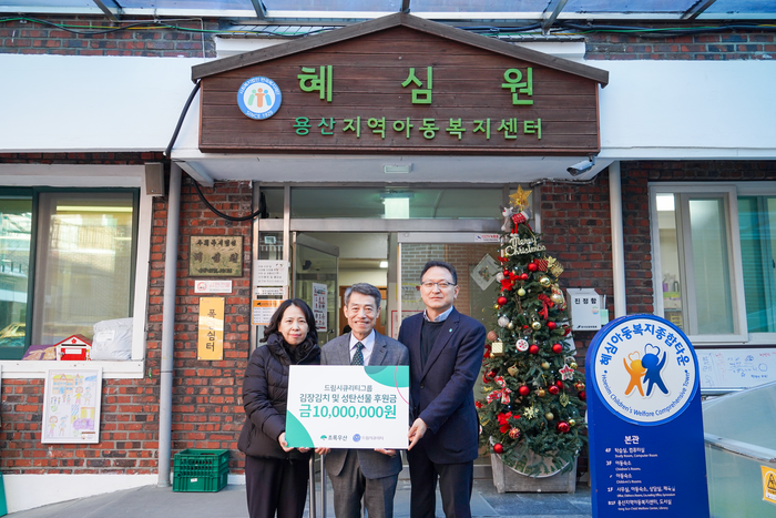 (왼쪽부터 한국렌탈 마케팅팀 박혜선 팀장, 혜심원 권필환 원장, 초록우산어린이재단 전성현 과장)