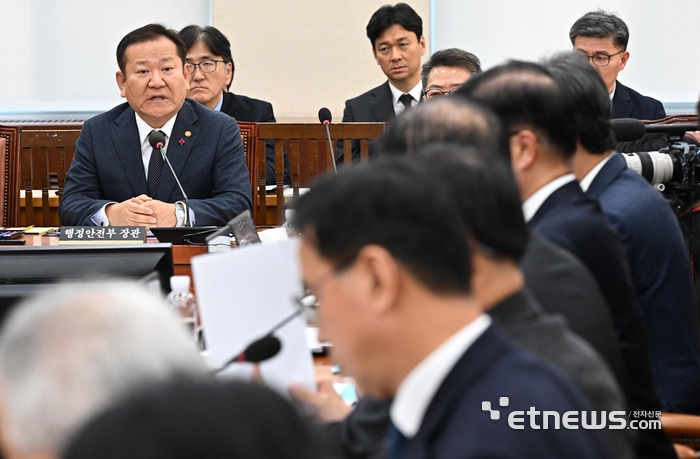 윤석열 대통령의 비상계엄 선포·해제 경위와 관련한 긴급 현안질의가 5일 서을 여의도 국회 행정안전위원회에서 열렸다. 이상민 행정안전부 장관이 질의에 답하고 있다.
 이동근기자 foto@etnews.com