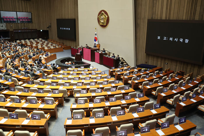 5일 새벽 국회 본회의에서 윤석열 대통령에 대한 탄핵소추안이 보고되고 있다.