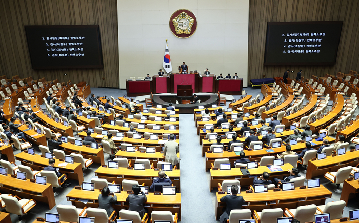 우원식 국회의장이 5일 서울 여의도 국회에서 열린 본회의에서 최재해 감사원장에 대한 탄핵소추안 통과를 알리며 의사봉을 두드리고 있다.