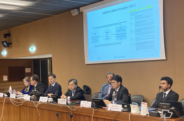 박우철 네이버 정책·RM 아젠다 변호사(오른쪽에서 두 번째)가 5일(현지시간) 스위스의 UN 제네바 사무소에서 열린 '신기술에 대한 인권 기반의 접근: 컨셉에서 구체적 적용으로' 행사에서 네이버 AI 안전 정책 사례에 대해 발표하고 있다. 〈자료 네이버〉