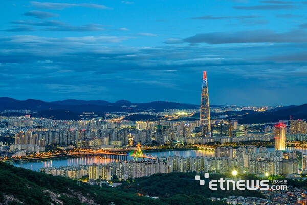 서울 광진구 용마산 전망대에서 바라본 서울의 모습.