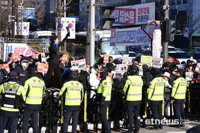 국회의사당 앞 윤 대통령 탄핵 촉구