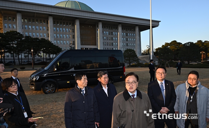 "제2 계엄 막아라"...헬기 착륙 못하도록 버스 배치한 국회