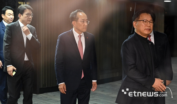 추경호 국민의힘 원내대표가 6일 서울 여의도 국회에서 열린 긴급 의원총회가 정회되자 회의장을 나서고 있다. 이동근기자 foto@etnews.com