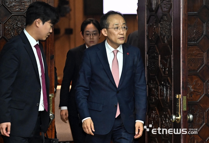 추경호 국민의힘 원내대표가 6일 서울 여의도 국회에서 열린 긴급 의원총회가 정회되자 회의장을 나서고 있다.
 이동근기자 foto@etnews.com