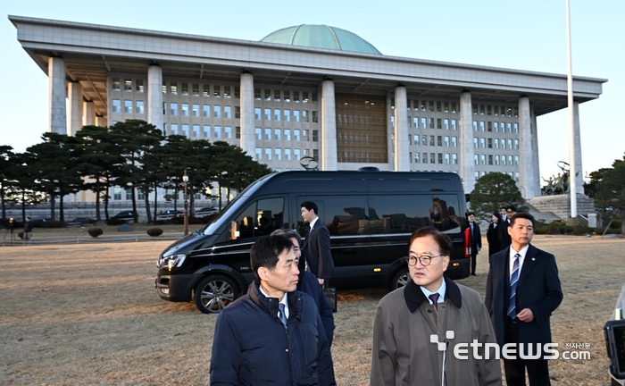 헬기 착륙 못하도록 버스 배치한 국회