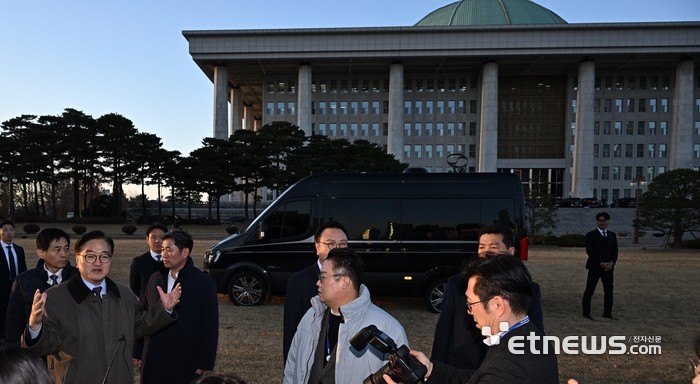 헬기 착륙 못하도록 버스 배치한 국회