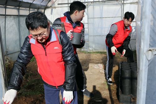 5일 ABL생명 임직원들이 취약계층에 연탄 지원 봉사활동을 진행하고 있다.(사진=ABL생명)