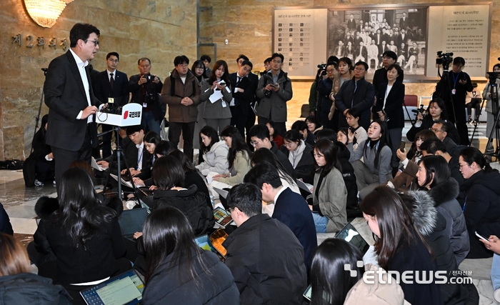 신동욱 국민의힘 원내수석대변인이 6일 서울 여의도 국회에서 긴급 의원총회 정회 후 현재까지의 상황을 브리핑하고 있다. 이동근기자 foto@etnews.com