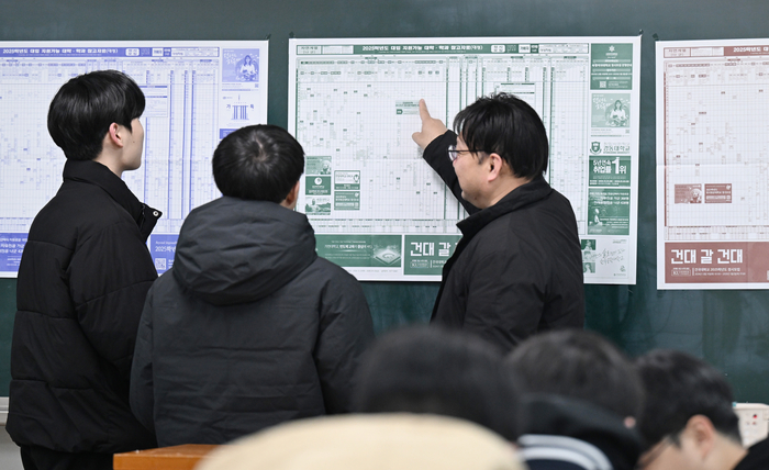 2025학년도 대학수학능력시험(수능) 성적표가 배부된 6일 서울 종로구 동성고등학교에서 고3 담임 선생님이 수험생들과 지원 가능 대학 배치표를 살펴보고 있다. 연합뉴스