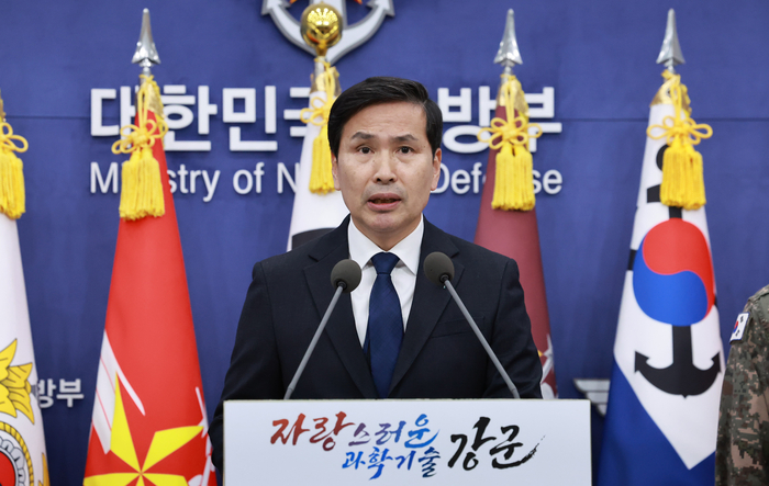 김선호 국방부 장관 직무대리가 6일 서울 용산 국방부에서 비상계엄 사태와 관련해 긴급 브리핑을 하고 있다. 연합뉴스.