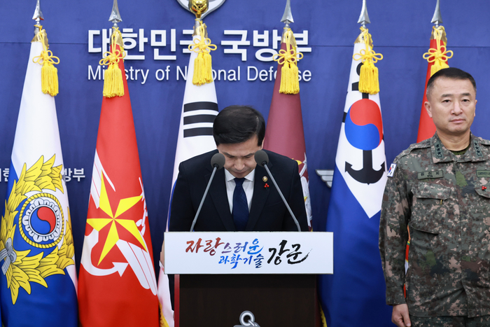 김선호 국방부 장관 직무대리가 6일 서울 용산 국방부에서 비상계엄 사태와 관련한 긴급 브리핑에서 인사하고 있다. 연합뉴스.