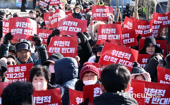 12월 7일 '운명의 날'...대통령 탄핵 반대 시위하는 시민들