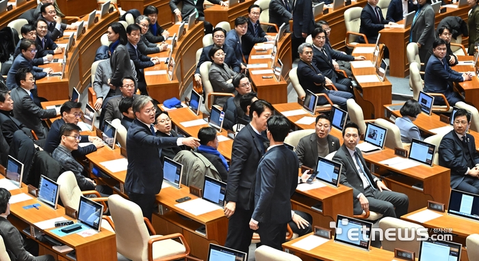 고성 오가는 국회