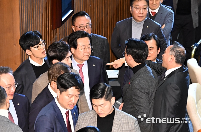 고성 오가는 국회