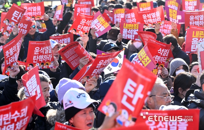 국회의사당 정문 앞에 모인 시민들