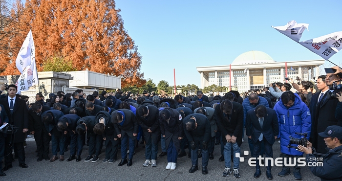 국회 밖으로 나온 민주당