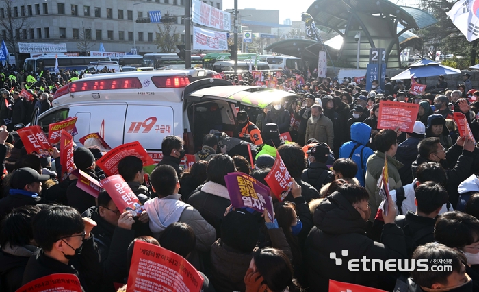 응급환자 발생한 국회의사당 정문