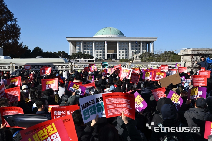 12월 7일 '운명의 날'...대통령 탄핵 촉구하는 국회앞 시민들