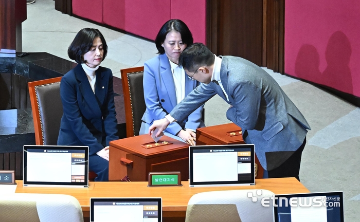 탄핵소추안 투표하는 김상욱 국민의힘 의원