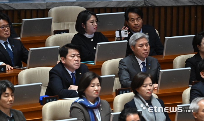 스마트폰 내리는 용혜인