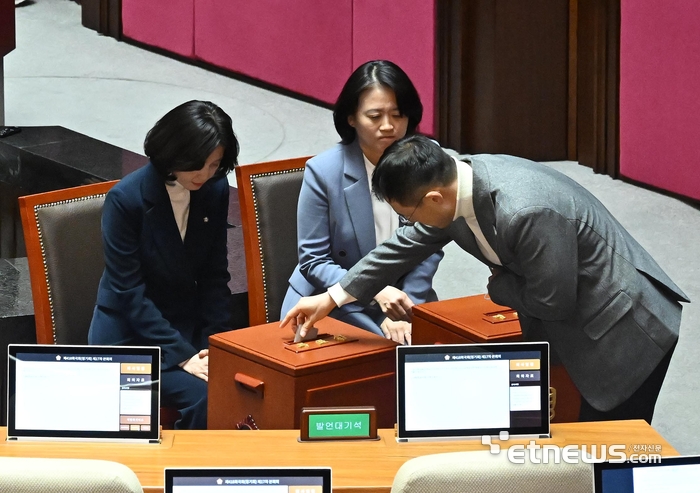 탄핵소추안 투표하는 김상욱 국민의힘 의원