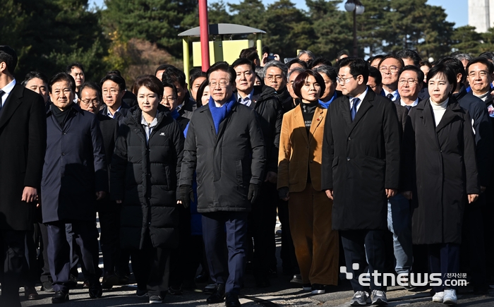 국회 밖으로 나온 민주당