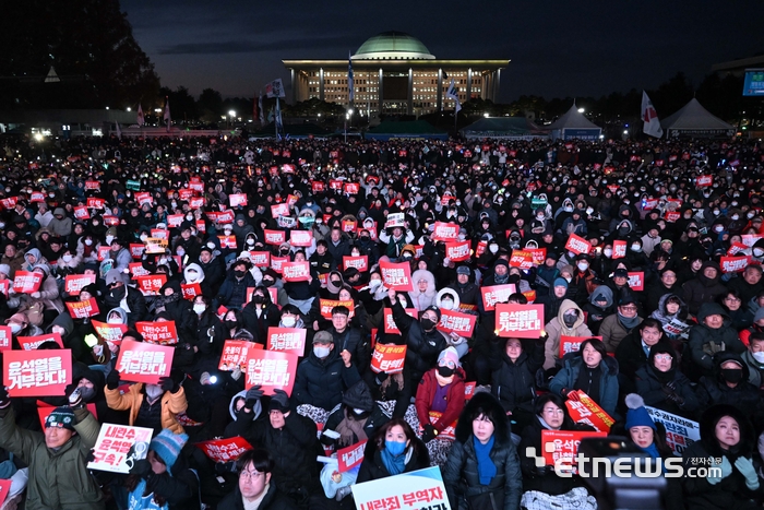 윤석열 대통령 탄핵소추안 표결일인 7일 서울 여의도 국회의사당 앞에서 시민들이 윤 대통령의 탄핵을 촉구하고 있다. 김민수기자 mskim@etnews.com