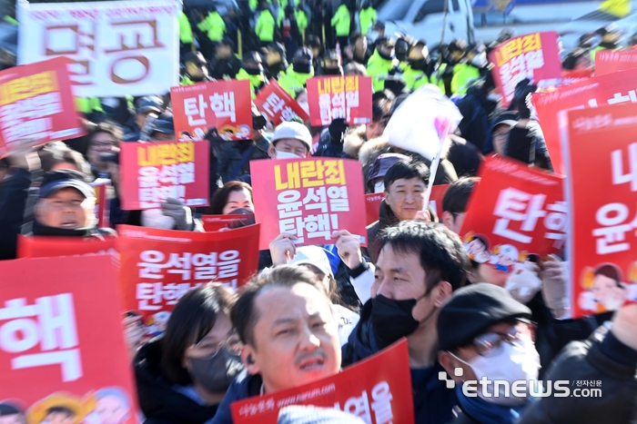 윤석열 대통령 탄핵 촉구하는 시민들