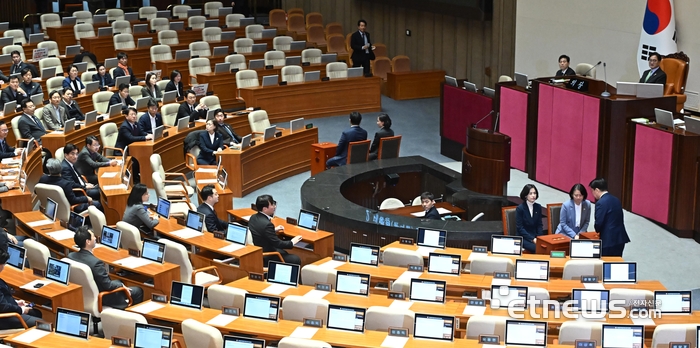 대통령(윤석열) 탄핵 소추안 표결을 위한 본회의가 7일 서울 여의도 국회 본회의장에서 열렸다. 안철수 국민의힘 의원이 투표하고 있다. 이동근기자 foto@etnews.com