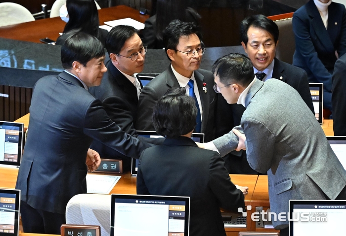 김상욱 의원 격려하는 야당