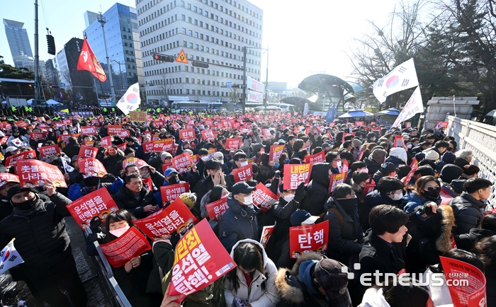 국회의사당 정문 앞에서 탄핵 외치는 시민들