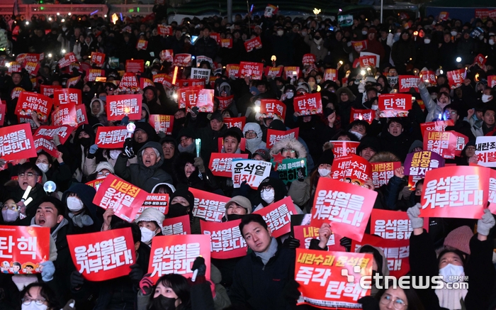 윤석열 대통령 탄핵소추안 표결일인 7일 서울 여의도 국회의사당 앞에서 시민들이 윤 대통령의 탄핵을 촉구하고 있다. 김민수기자 mskim@etnews.com