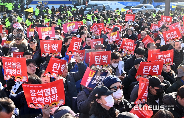 국회의사당 정문 앞에 모인 시민들