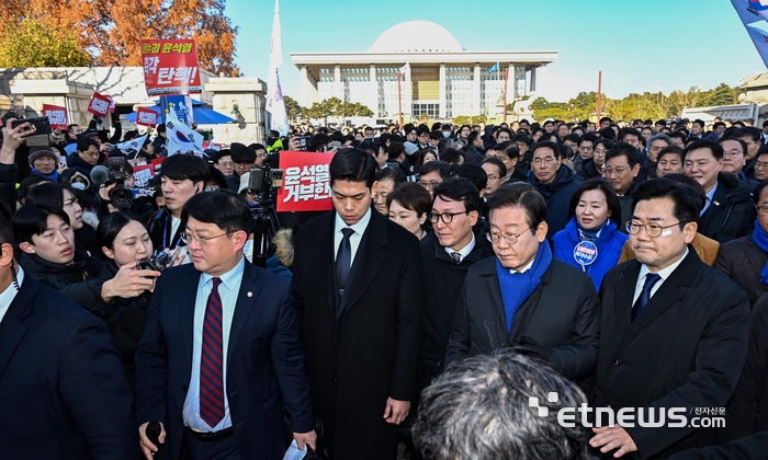 국회 밖으로 나온 민주당